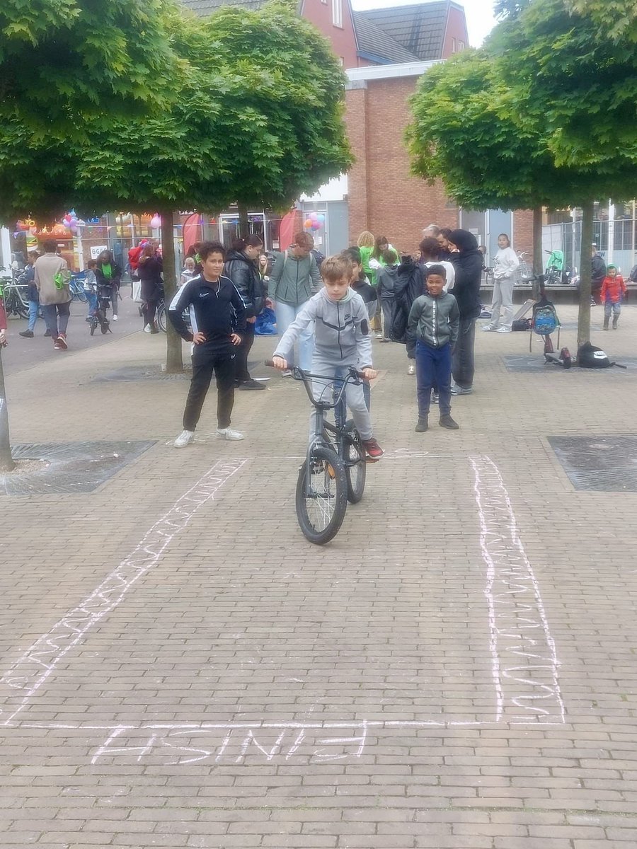 Een fantastische buitenspeeldag vandaag in alle bslim wijken. Wij kijken terug op een onwijs leuke middag, waarin de kinderen lekker hebben bewogen in de buitenlucht. Op naar volgend jaar! <a href="/HuisvoordeSport/">Huis voor de Sport</a> <a href="/Sport050/">Sport050</a>