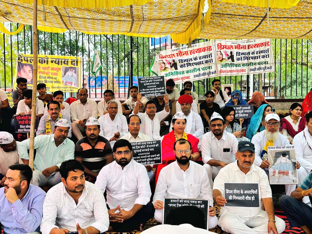 SanjayAzadSln's tweet photo. राजस्थान के टोडाभीम में 11 साल की मासूम मूक-बधिर बच्ची को हैवानों ने पेट्रोल डालकर ज़िंदा जला दिया। पिता की FIR बहुत लड़ाई के बाद  लिखी गई। हैवान खुले घूम रहे। शासन-प्रशासन गूँगा-बहरा बना हुआ है। बच्ची और उसके लाचार पिता को इंसाफ़ कब मिलेगा? https://t.co/COiPtna2f2