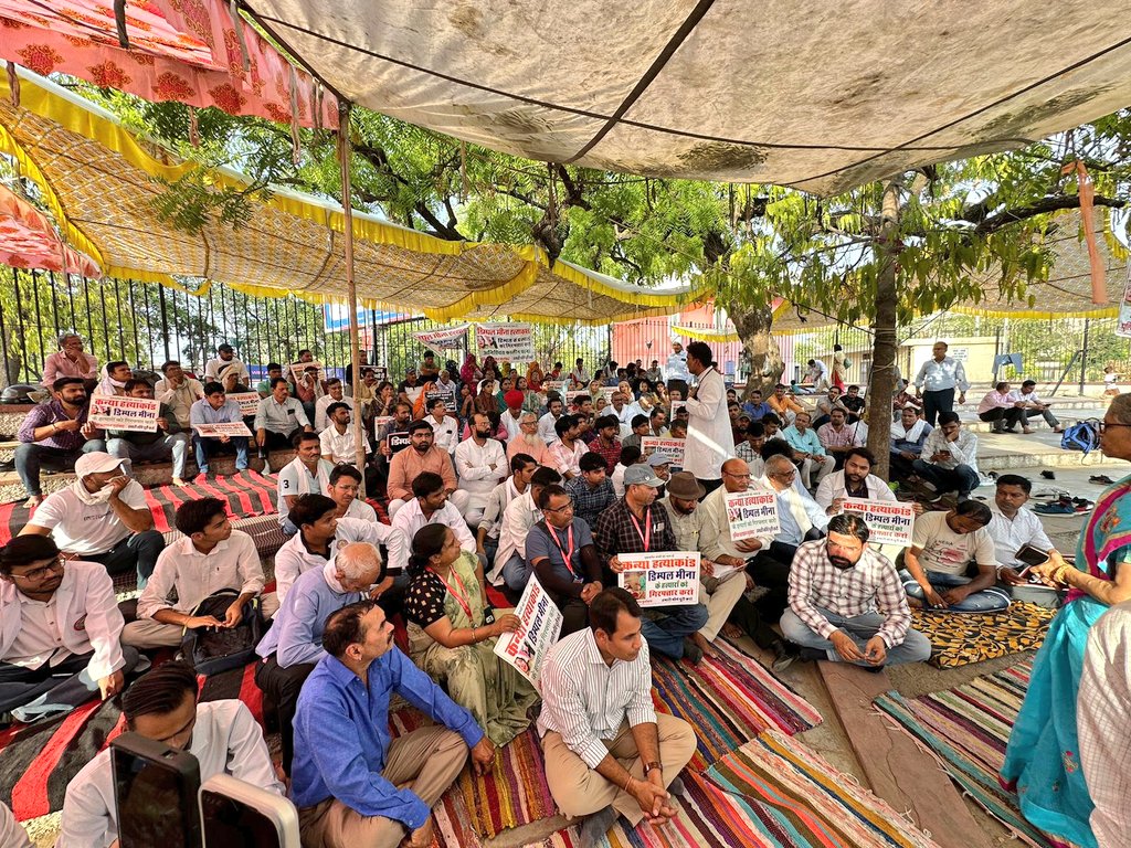 SanjayAzadSln's tweet photo. राजस्थान के टोडाभीम में 11 साल की मासूम मूक-बधिर बच्ची को हैवानों ने पेट्रोल डालकर ज़िंदा जला दिया। पिता की FIR बहुत लड़ाई के बाद  लिखी गई। हैवान खुले घूम रहे। शासन-प्रशासन गूँगा-बहरा बना हुआ है। बच्ची और उसके लाचार पिता को इंसाफ़ कब मिलेगा? https://t.co/COiPtna2f2