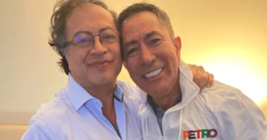 GermanRSenador's tweet photo. ¿Gustavo Petro es homosexual?🏳️‍🌈: La verdad que nadie se atreve a decir.

¿Al presidente se le moja la canoa?, Mire esta foto que por mucho tiempo pensé que era un montaje. Aquí, @petrogustavo se ve muy maquillado, ¿Usando labial? Con las cejas arregladas, más de lo normal para un personaje público. En algunas oportunidades se entiende que tienen que maquillarse para sus grabaciones. Lo curioso es que en la foto se ve muy abrazado con el señor Roa, quien fue el gerente de su campaña y abiertamente es homosexual. Aclaro que no tengo problemas con las buenas personas de la comunidad #LGTBQ+.

Pero, presidente, si usted es homosexual, dígalo abiertamente, salga del clóset. Ya son muchos los rumores sobre alias "Rosita", y es mejor que usted confirme o desmienta estos comentarios. Porque da la impresión de que al presidente le gusta jugar por las dos bandas. Y repito, eso es problema suyo, pero por favor, no le mienta al país.