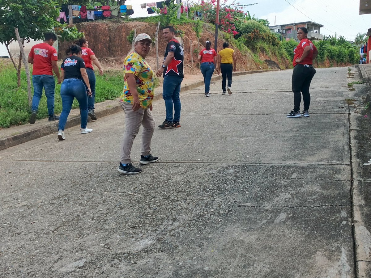 omarsanchezpsuv's tweet photo. Desde la comunidad Altavista de la Parroquia Pulido Méndez en revisión y activación de nuestra estructura de la UBCH y CLAP con el 5x5 y el 1x10 de cada líder y militantes de nuestro glorioso @PartidoPSUV RUMBO a la gran victoria del 28 de julio con @NicolasMaduro @JEHYSONGUZMAN https://t.co/pX1qHpIgyh