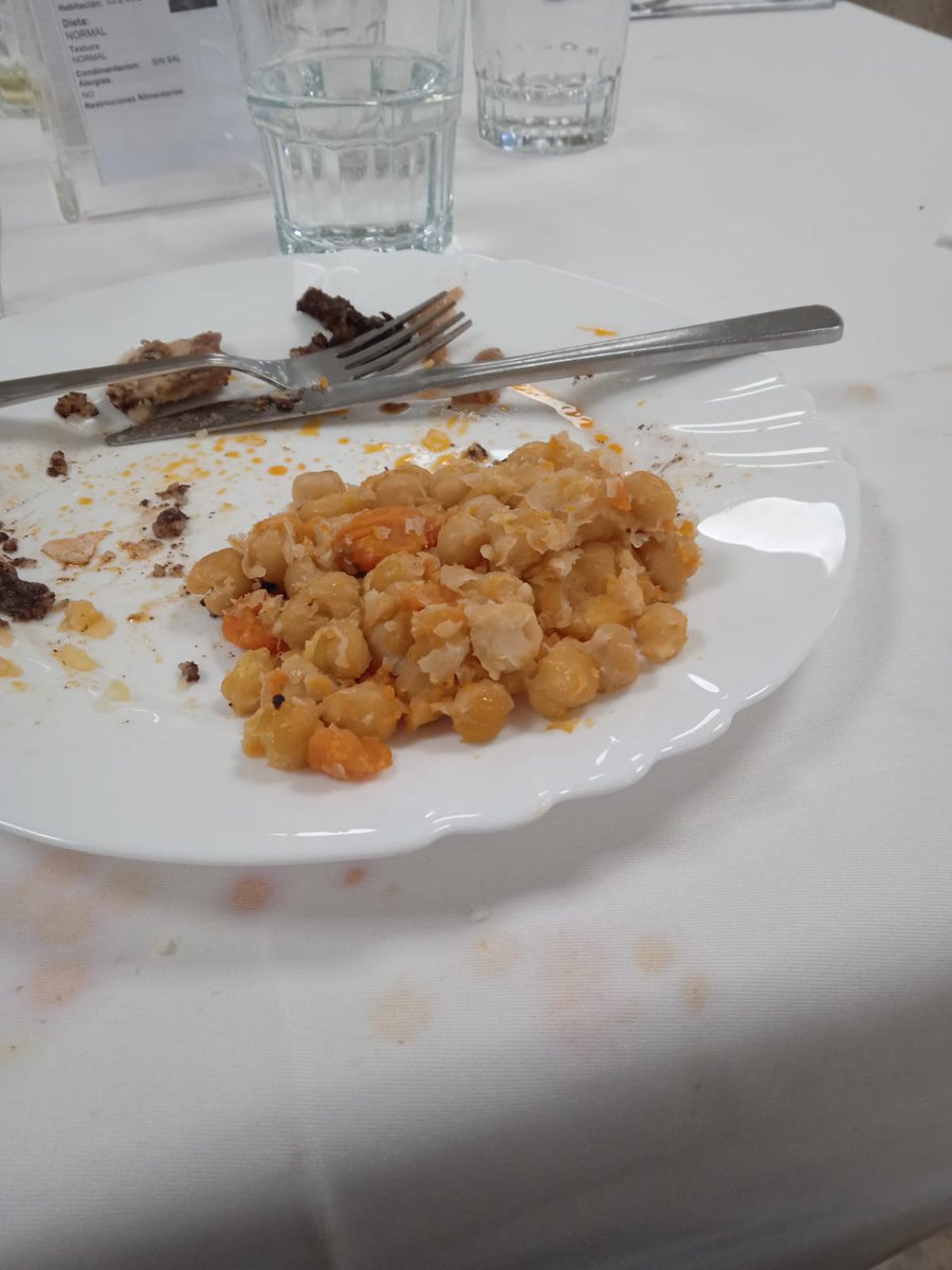 UCMResidencias's tweet photo. ¡¡ Esto han comido hoy en una Residencia de la Comunidad de Madrid !!
" Estos son los garbanzos del cocido de hoy más que garbanzos parecen una pasta " https://t.co/BrWvdOS3jM