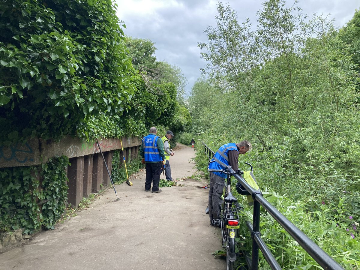 theblueloop's tweet photo. A multi-faceted session today by Salmon Pastures + colleagues from @RiverStewards. Path clearance, vegetation trimmed & loads of Balsam - bashed! “Alone we can do so little, together we can do so much.” & we did. Thank you ‘Loopers!👍
@theoutdoorcity @SustransNorth #sheffieldis https://t.co/piYgEWIigw