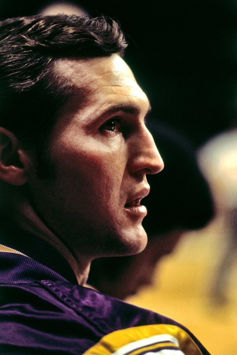 AlvaroNBAMartin's tweet photo. Se quebró un hilo histórico y fundamental con la partida de Jerry West.

Competidor a muerte, pocos tenían tan claro que todo lo que hacía o no hacía podía ayudar o disminuir a la NBA.

El día tenía que llegar, pero hoy estamos de luto, porque esta noticia duele y cala hondo. https://t.co/yY5hgUB39x