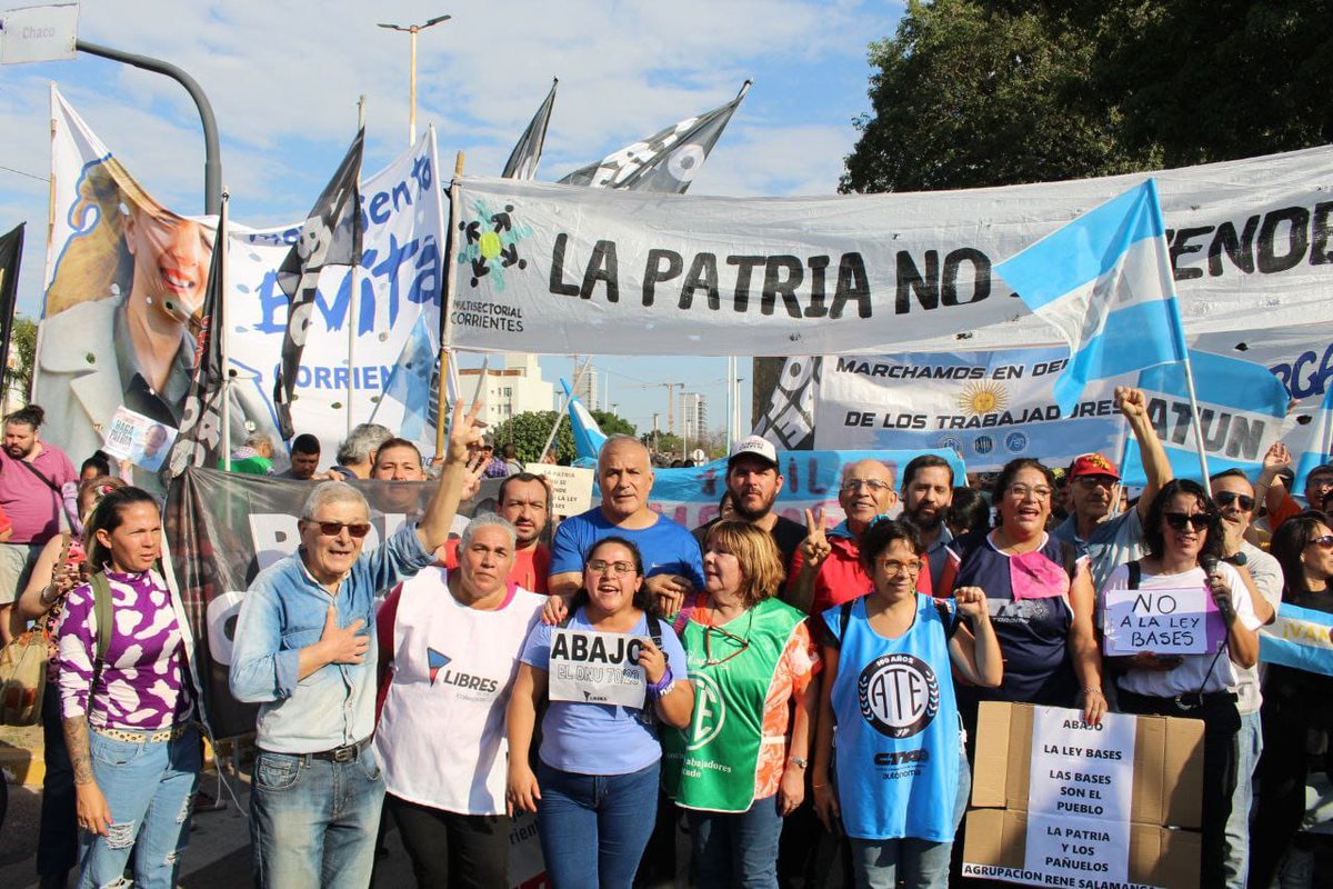 LDScorrientes's tweet photo. 🚫 ¡NO A LA LEY BASES!

Nos concentramos en la bajada del puente Gral. Belgrano junto a otras organizaciones para gritar ¡NO A LA LEY BASES!

❌ Votar a favor significa estar rifando el futuro de nuestro país.

▶️ Queremos medidas a favor de trabajadores y no para el empresariado https://t.co/wN4eXKnltC