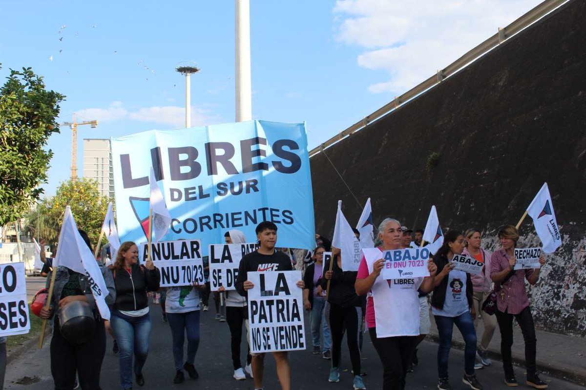 LDScorrientes's tweet photo. 🚫 ¡NO A LA LEY BASES!

Nos concentramos en la bajada del puente Gral. Belgrano junto a otras organizaciones para gritar ¡NO A LA LEY BASES!

❌ Votar a favor significa estar rifando el futuro de nuestro país.

▶️ Queremos medidas a favor de trabajadores y no para el empresariado https://t.co/wN4eXKnltC