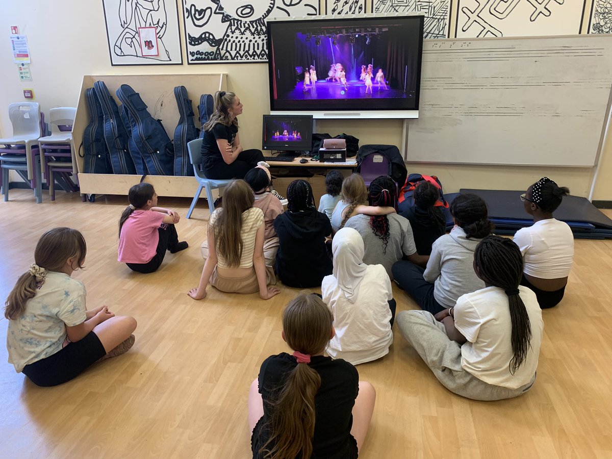 RHA_Leeds's tweet photo. Our LS9 Club dancers are being inspired this evening by some of the work of @dazldance Excel U10s! π πΊ
π RHA
ποΈ Monday-Wednesday
β° 5pm-7pm
@YorkshireSport
@dazldance
@IanRodley https://t.co/pCR80V0iV9