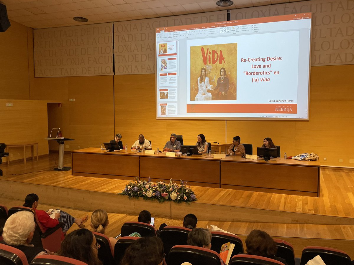 Hispausa's tweet photo. @UniversidadeUSC @unicomplutense @Iberia @IB_Franklin @ucmerced Comienza la mesa redonda:
 
💬 “Queer Corazón on the Way to Santiago”
📍 Salón de actos
👥 Participan Alicia Gaspar de Alba, @UCLA, Luisa Sánchez, @Nebrija, Brenda Lara, @ucsc, y Alma López, @UCLA
 
#EstudiosLatinos #LiteraturaChicana https://t.co/U0hLYn2pzL