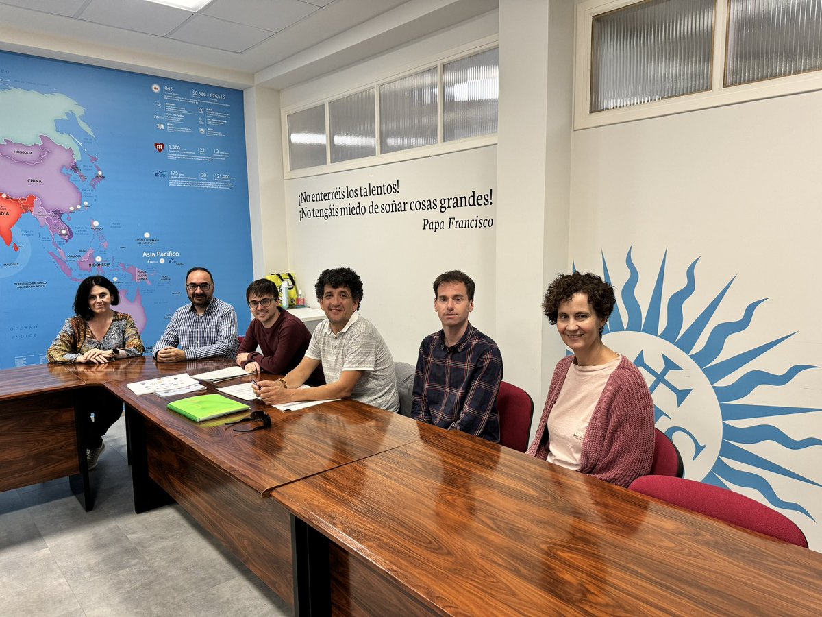 jesuitasrioja's tweet photo. En el día de hoy un grupo de alumnos y profesores del equipo #cehs de #eso se han reunido hoy con dos asesores de @CehsR para realizar la auditoría de evaluación de estos tres últimos años de proyectos con un resultado final positivo de la renovación de nuestra bandera. https://t.co/0y8nFNYYgn