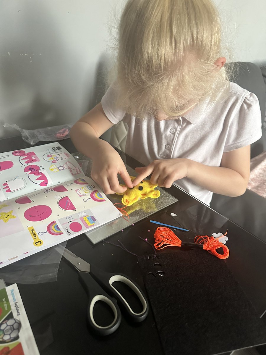 WindussKerrylee's tweet photo. @ChilternPSHull @thrivetrust_UK @thrivetrust_CEO #2CD #Y2 Millie carrying on sewing work she learnt in class at home, think she has found a new hobby! #StarOrnament #Cardholder https://t.co/XVRoSga6KI