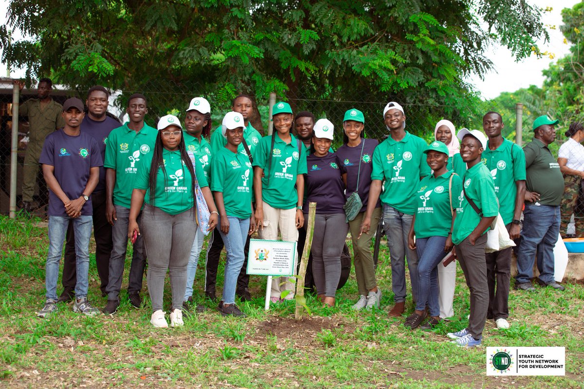YouthNREGGh's tweet photo. 1/3
The other day at #GreenGhanaDay!🥳
Members of the Youth-NREG platform joined the 2024 Green Ghana Day at Burma Camp to support this initiative aimed at inculcating a culture of tree planting and nurturing across Ghana.
#GreenGhanaDay 
#LetsGoPlanting https://t.co/VMVoevGfD9