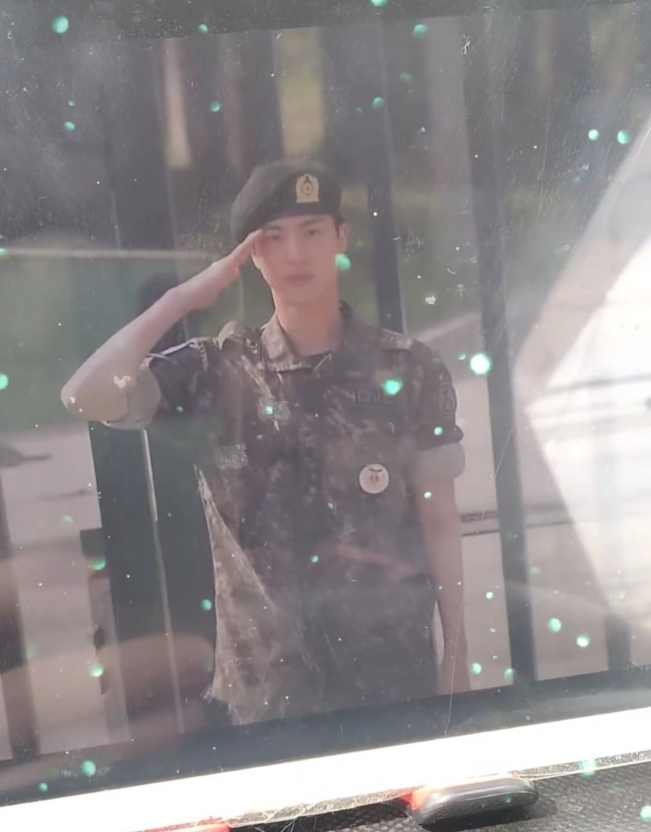 BTSジンさんが除隊しましたね、あれだけ売れて人気のスターになっても天狗にならず軍隊任務遂行、下積みから血の滲む努力が計り知れないんだろな、自分なら天狗になって舞い上がってる、いやすごい、おつかれさまでした復活これから楽しみだ比較にならんけど俺も頑張ろ
