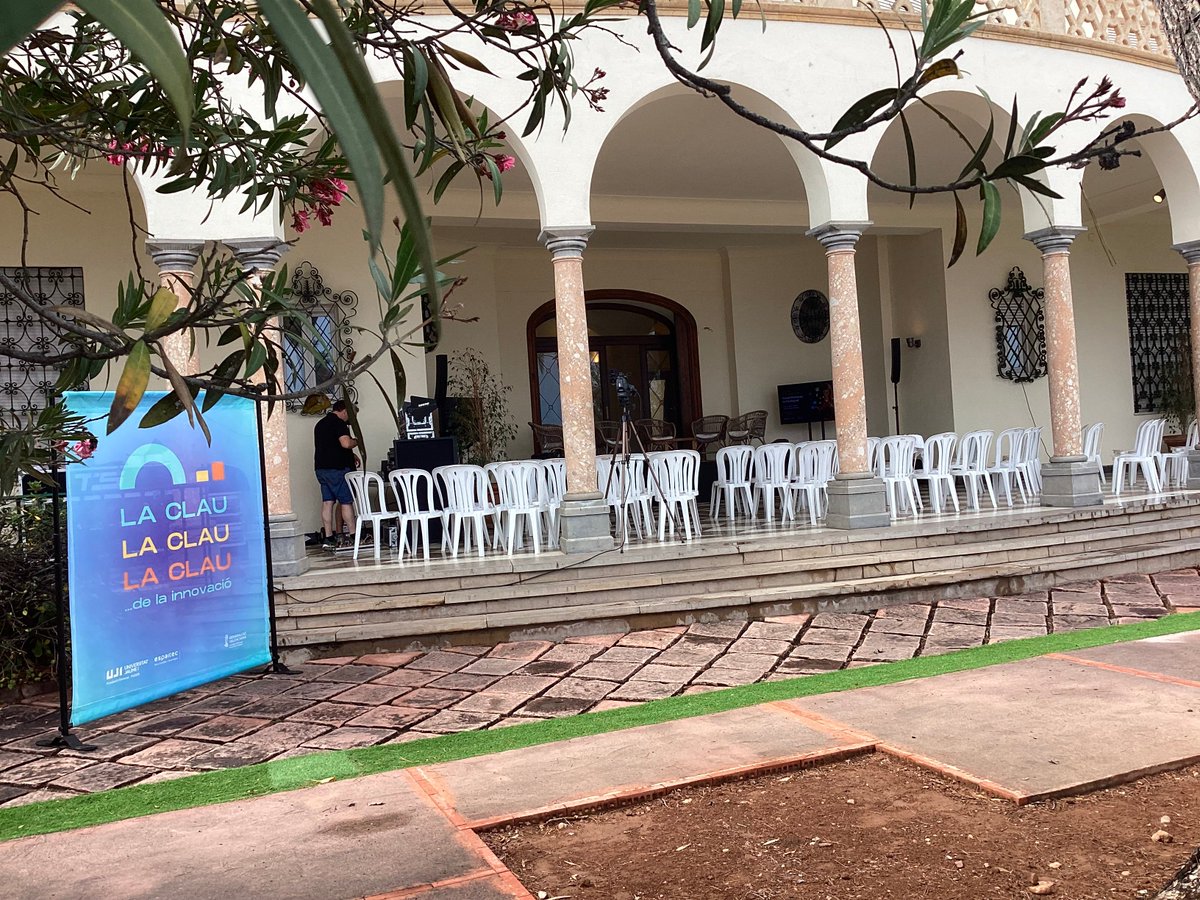 diegohidalgodem's tweet photo. A punto de empezar mi participación en “La Clau... de la Innovació”.

Debatiremos sobre el impacto de la salud mental en la era digital y cómo la digitalización influye en el bienestar psicológico. 

@UJIuniversitat #ManifiestoOFF @Fundacion_Amigo @chpcastellon @OliverTauste https://t.co/Pv7yEYFxoi