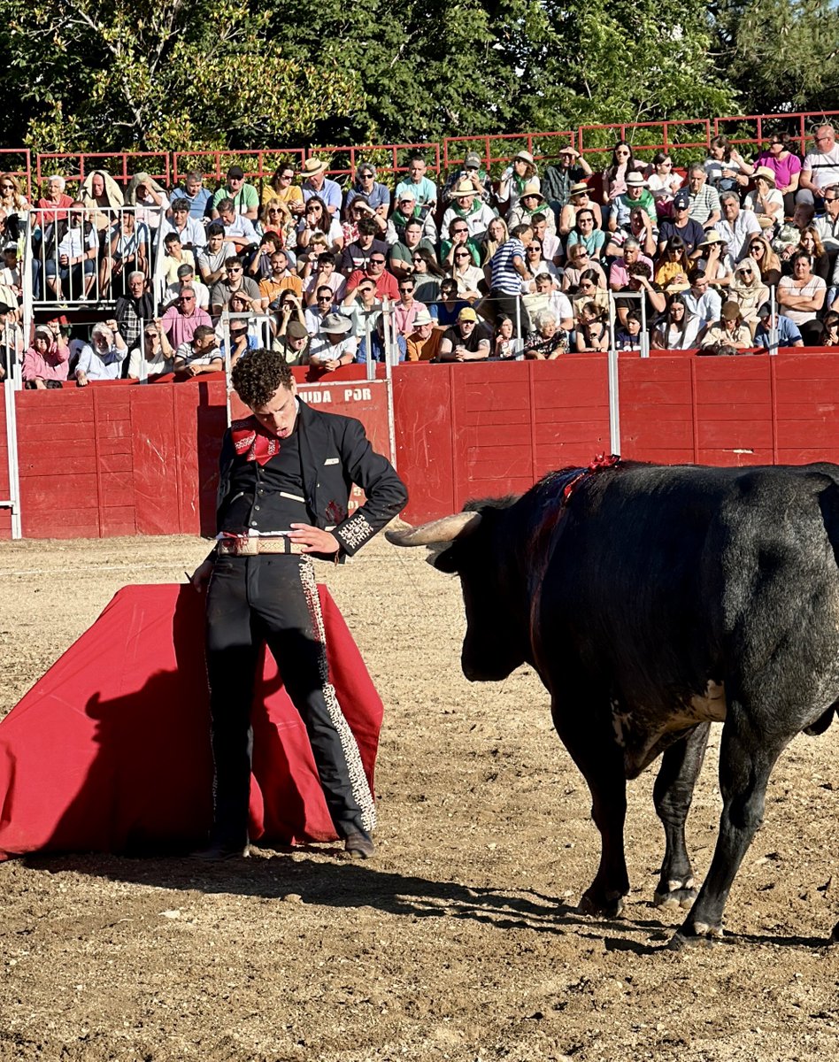 RNunezTorero's tweet photo. 🟣 Dos orejas en el festival celebrado en la localidad madrileña de El Escorial con lleno de no hay billetes.

➡️ Novillos de Pablo Mayoral junto a los matadores de toros Francisco José Espada y Daniel Crespo y el rejoneador Francisco Canales. https://t.co/B7edRbrExL