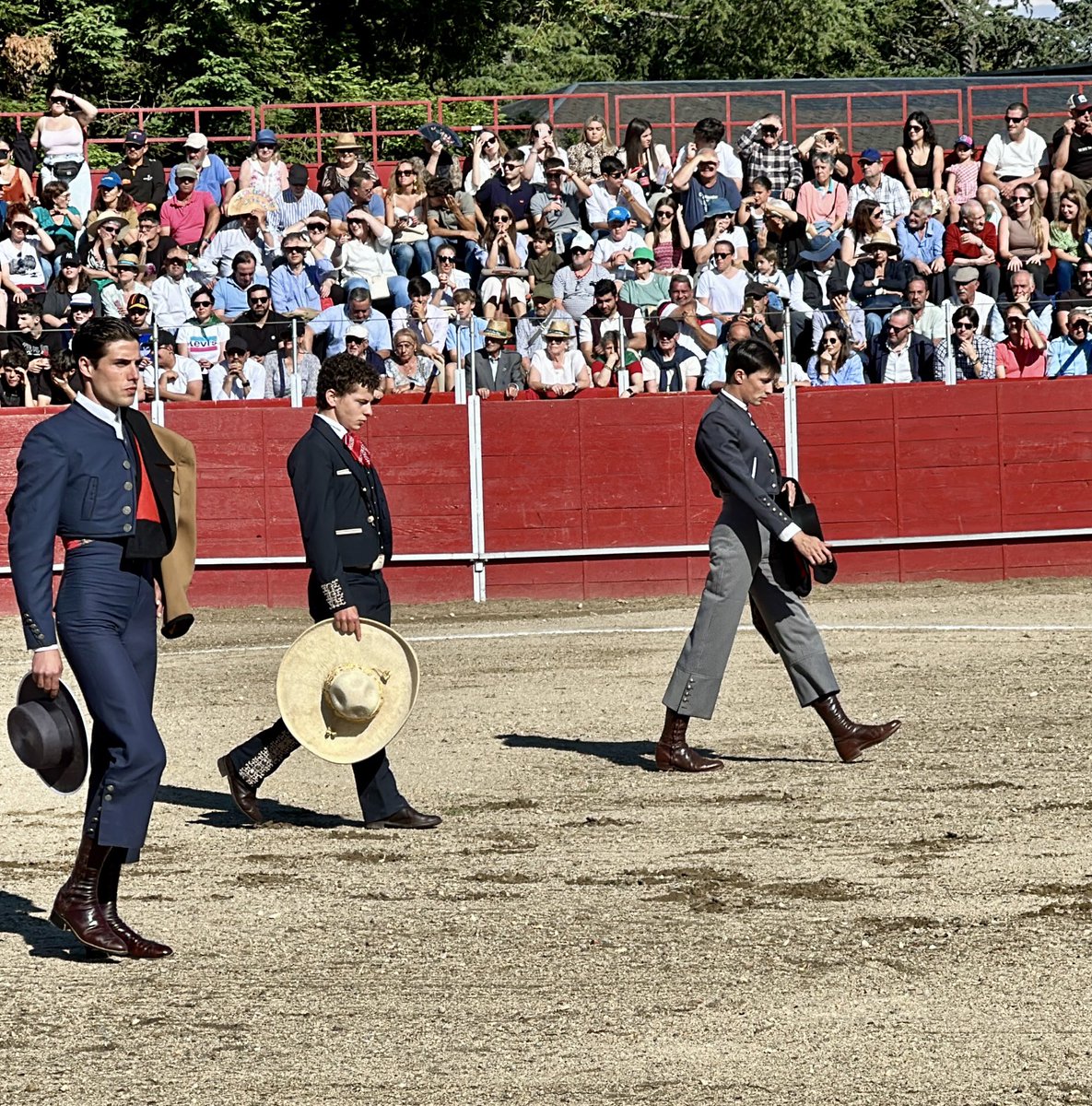 RNunezTorero's tweet photo. 🟣 Dos orejas en el festival celebrado en la localidad madrileña de El Escorial con lleno de no hay billetes.

➡️ Novillos de Pablo Mayoral junto a los matadores de toros Francisco José Espada y Daniel Crespo y el rejoneador Francisco Canales. https://t.co/B7edRbrExL