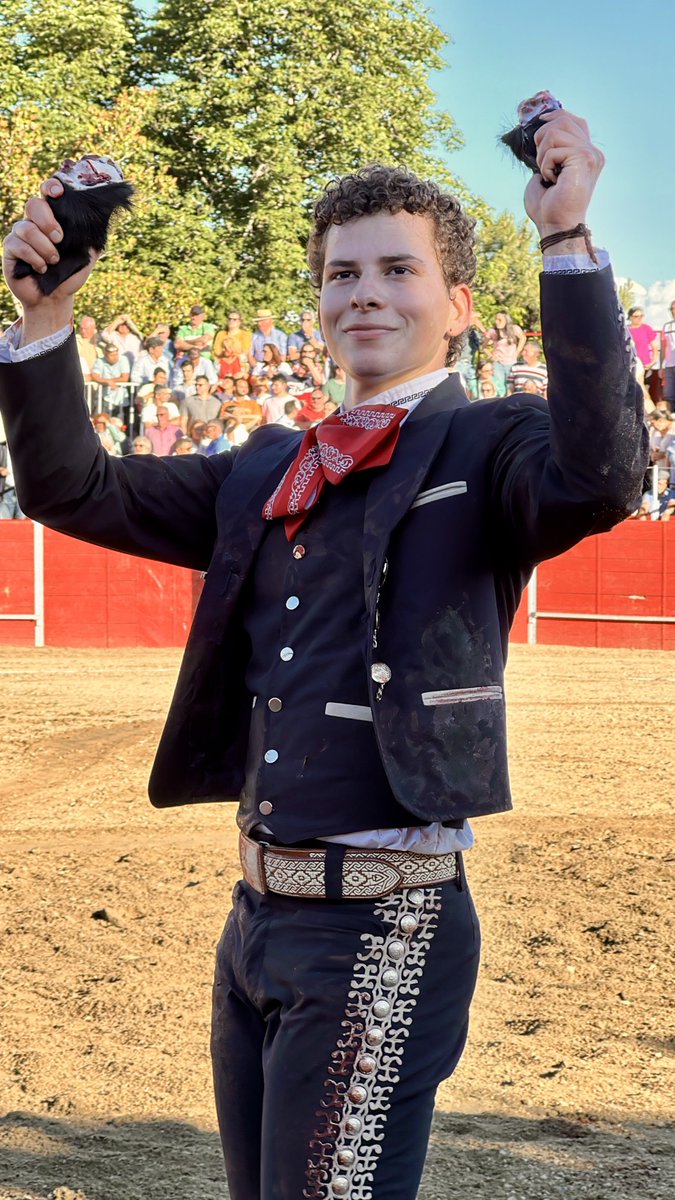 RNunezTorero's tweet photo. 🟣 Dos orejas en el festival celebrado en la localidad madrileña de El Escorial con lleno de no hay billetes.

➡️ Novillos de Pablo Mayoral junto a los matadores de toros Francisco José Espada y Daniel Crespo y el rejoneador Francisco Canales. https://t.co/B7edRbrExL