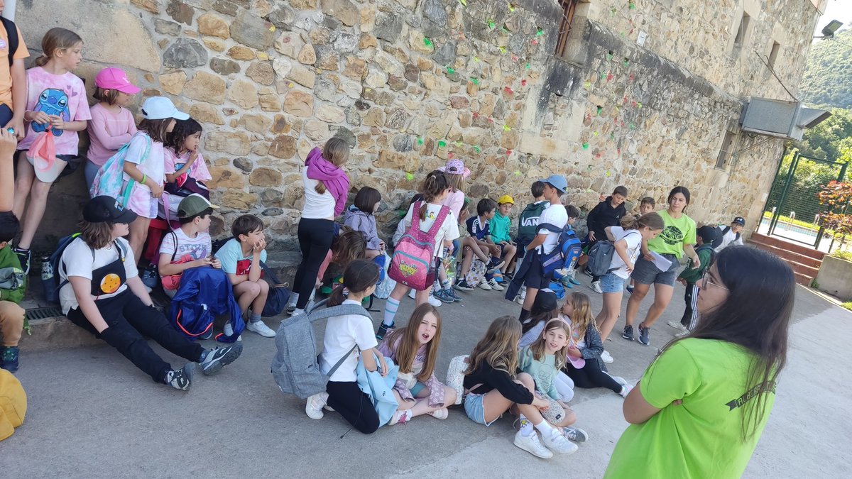 FET_Ov_Manolo's tweet photo. Ya estamos en el albergue, qué emoción!! Ahora toca instalarnos, ducharnos, que traemos media playa... Y a disfrutar de lo que queda de día 😁 @FET_Oviedo https://t.co/cxYy5uTKLe