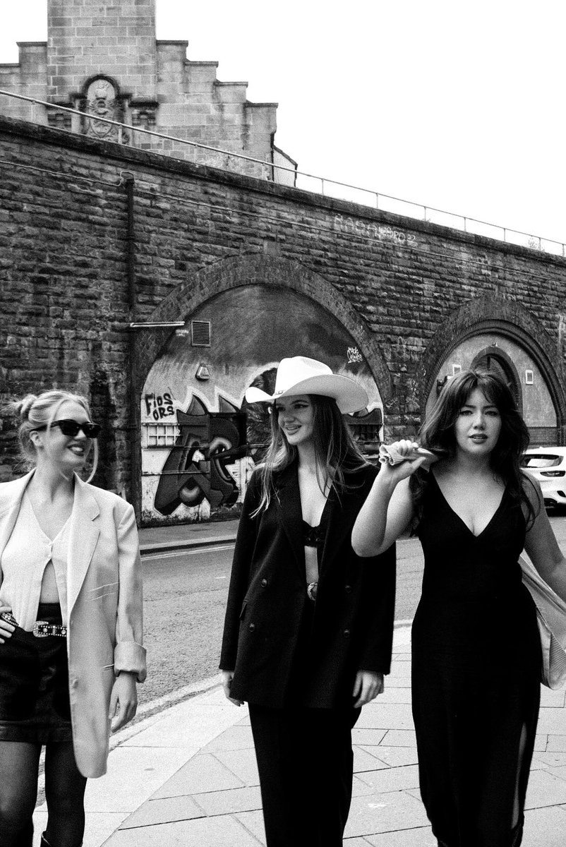 T H E L O G A N S tweet media