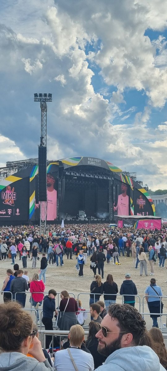 gz_aktuell_cvh's tweet image. Mike Foster singt Mark Forster. Das kann der. echt. #mikefoster #markforster #fanfest #euro2024