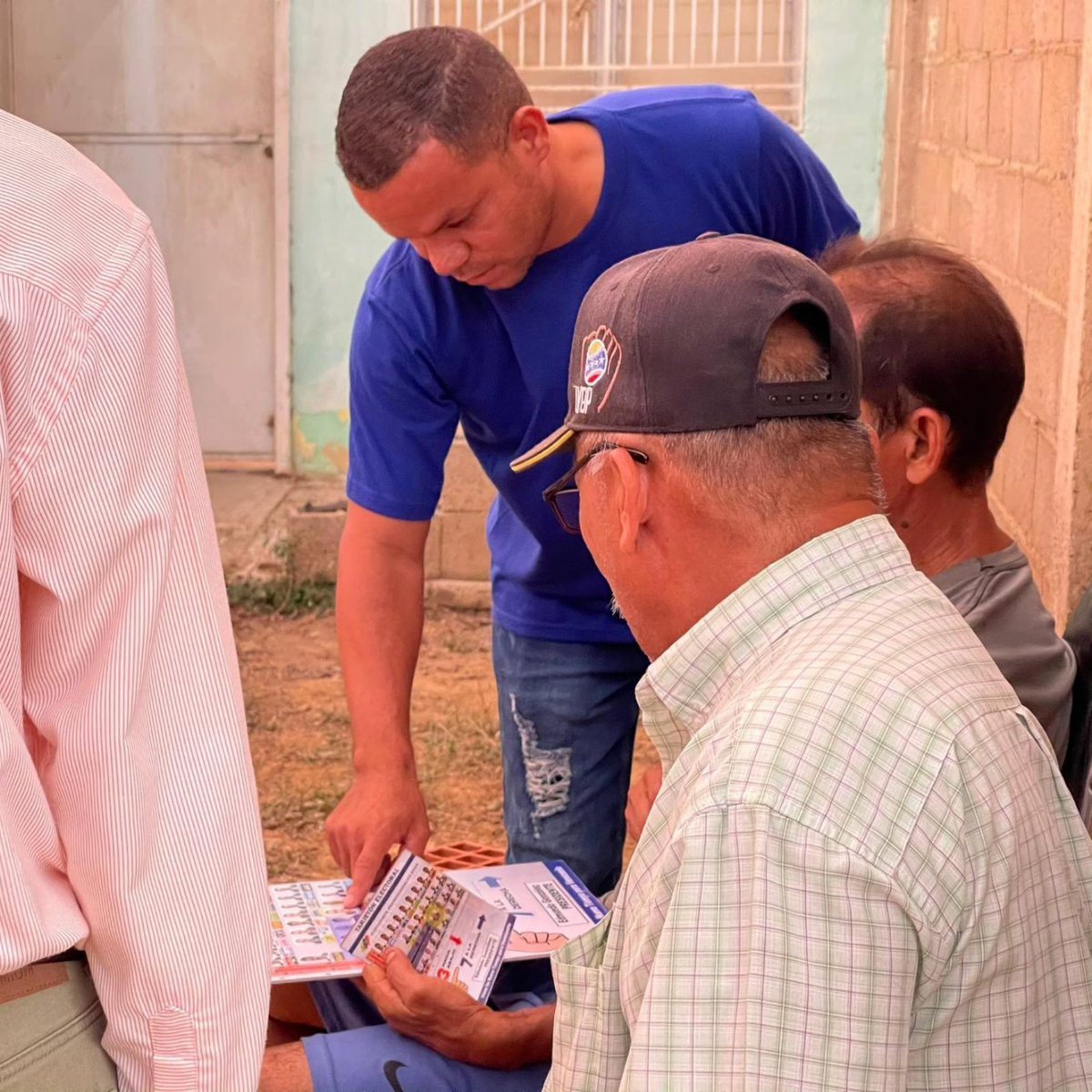 arturoj_colina's tweet photo. Promoviendo el voto en cada rincón, este #28j no podemos dejar pasar está gran oportunidad de darle un cambio de timón a la situación país. #GenteDePalabra #UnNuevoTiempoParaVnzla 
#edmundoPresidente 
#falcon #Coro https://t.co/qCGDvk6PHh