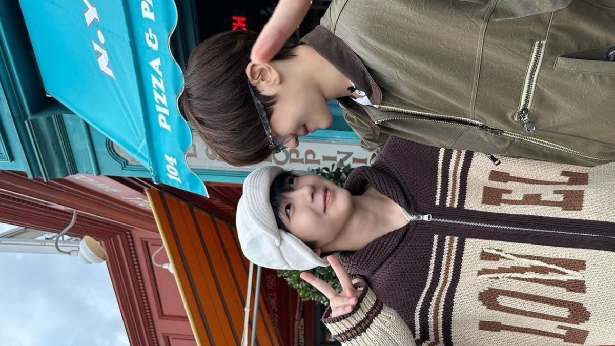 sionohp's tweet photo. ⠀⠀⠀
⠀⠀⠀⠀⠀ ⠀⠀⠀⠀⠀
Standing tall beside comrade, hunger quelled by the aroma of camaraderie. In the shadow of this humble food shop, friendships are forged, and tales are shared. 
⠀ https://t.co/JCMA4Gq8jX