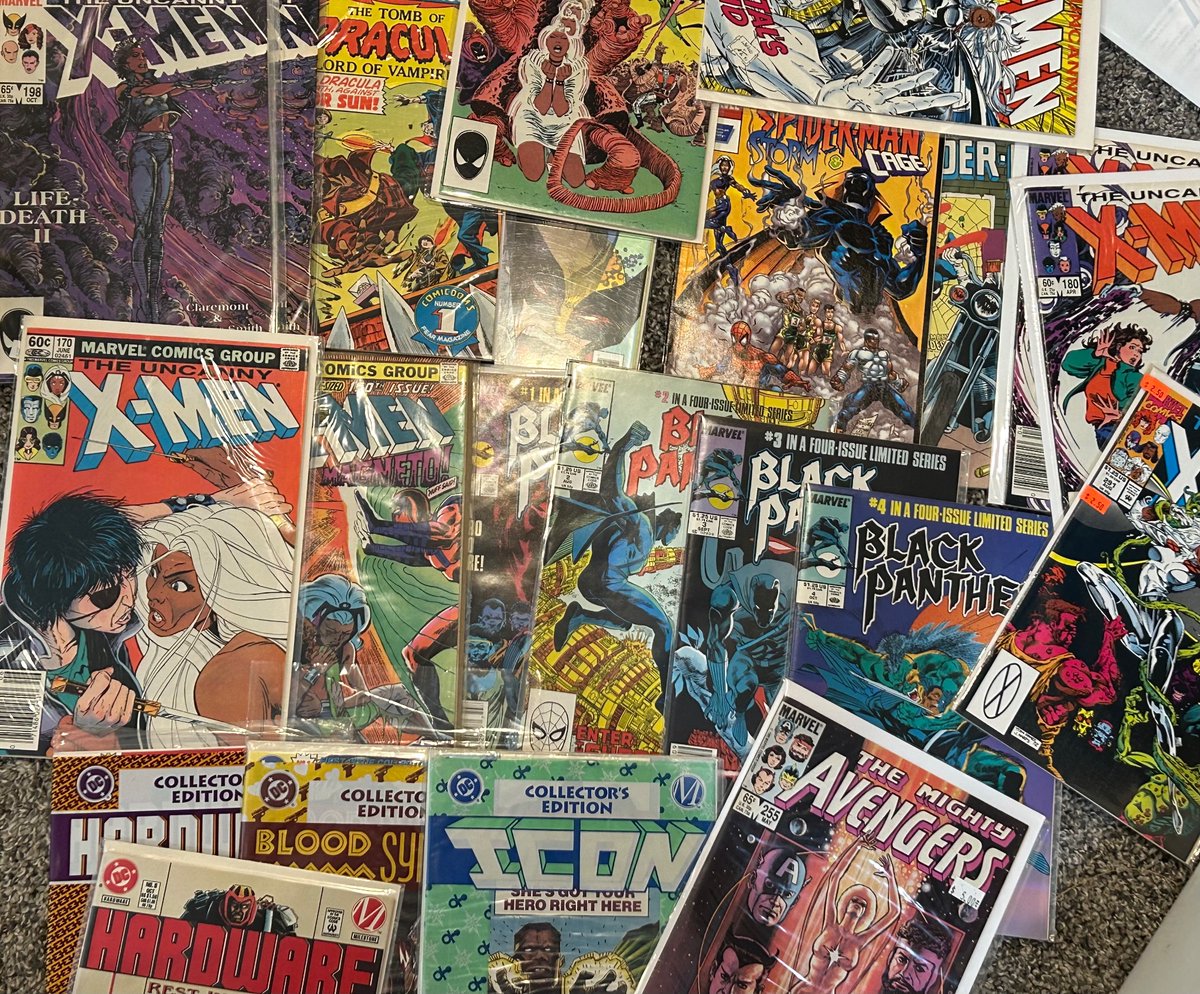 BlueShackComics's tweet photo. Skidmore College is having a Juneteenth festival. June 22nd.

We have been invited.
So we are bringing comics.

@KimvinnyHARRIS will be covering the table and signing his covers.

#indycomics
#BlueShack
#Vampwyre
#comicsale
#juneteenth https://t.co/E2HioWY4qg
