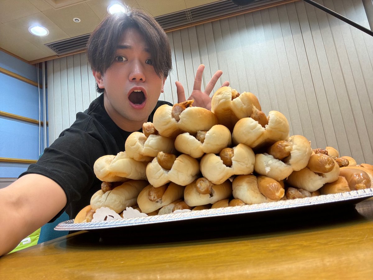 A_yantan1179's tweet photo. #Aぇヤンタン 後の #Aぇ自撮りツーショット

リアルタイム大感謝祭！

リモート出演の末澤くんと、
代打にも関わらずスタジオで回しをし
ホットドッグで世界に挑戦してくれた
正門くんに拍手

またやりましょう！

この夜がだんだん待ち遠しくなる
この夜をどんどん好きになってくる

決戦は水曜日。 https://t.co/FUVONVjOON
