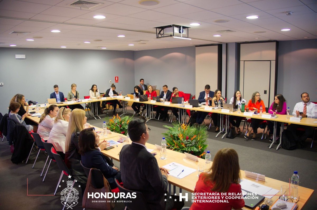 CancilleriaHN's tweet photo. 📌| Con el objetivo de promover programas, iniciativas y proyectos adscritos a la Cooperación Iberoamericana, la Directora de Comunicación Estratégica de @CancilleriaHN, @EvaFerrufino6, participó en la IX reunión de Puntos Focales de Comunicación de la @SEGIBdigital en Perú. https://t.co/53LWeY956O