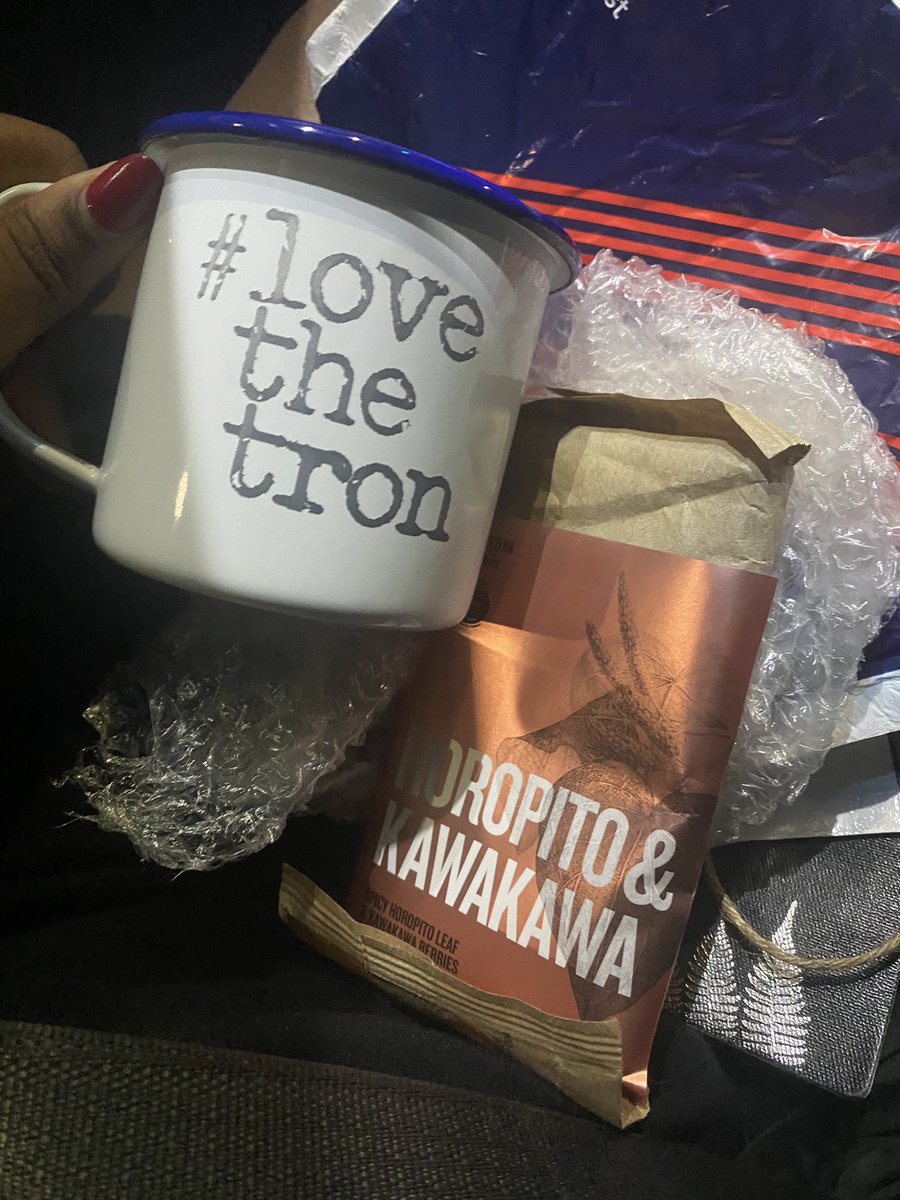 chamfy's tweet image. Spotted a package from Dunedin with my name on it, just as I was heading out to the airport at 4am.

Incredible present from an old friend ♥️ absolutely iconic piece of memorabilia - and pretty sure these were a limited run at time they came out #lovethetron
💋💋@AngelaCuming