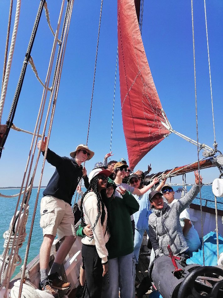college_pmf_LR's tweet photo. Expérience exceptionnelle pour les élèves de l’option BIMER (brevet initiation à la mer): sortie en mer sur le bateau "Notre Dame Des Flots" organisée avec nos partenaires de l'association OCEAN PEAK. Une option qui ouvre le champ des possible pour des collégiens de REP+ https://t.co/3HWpS4vvkE