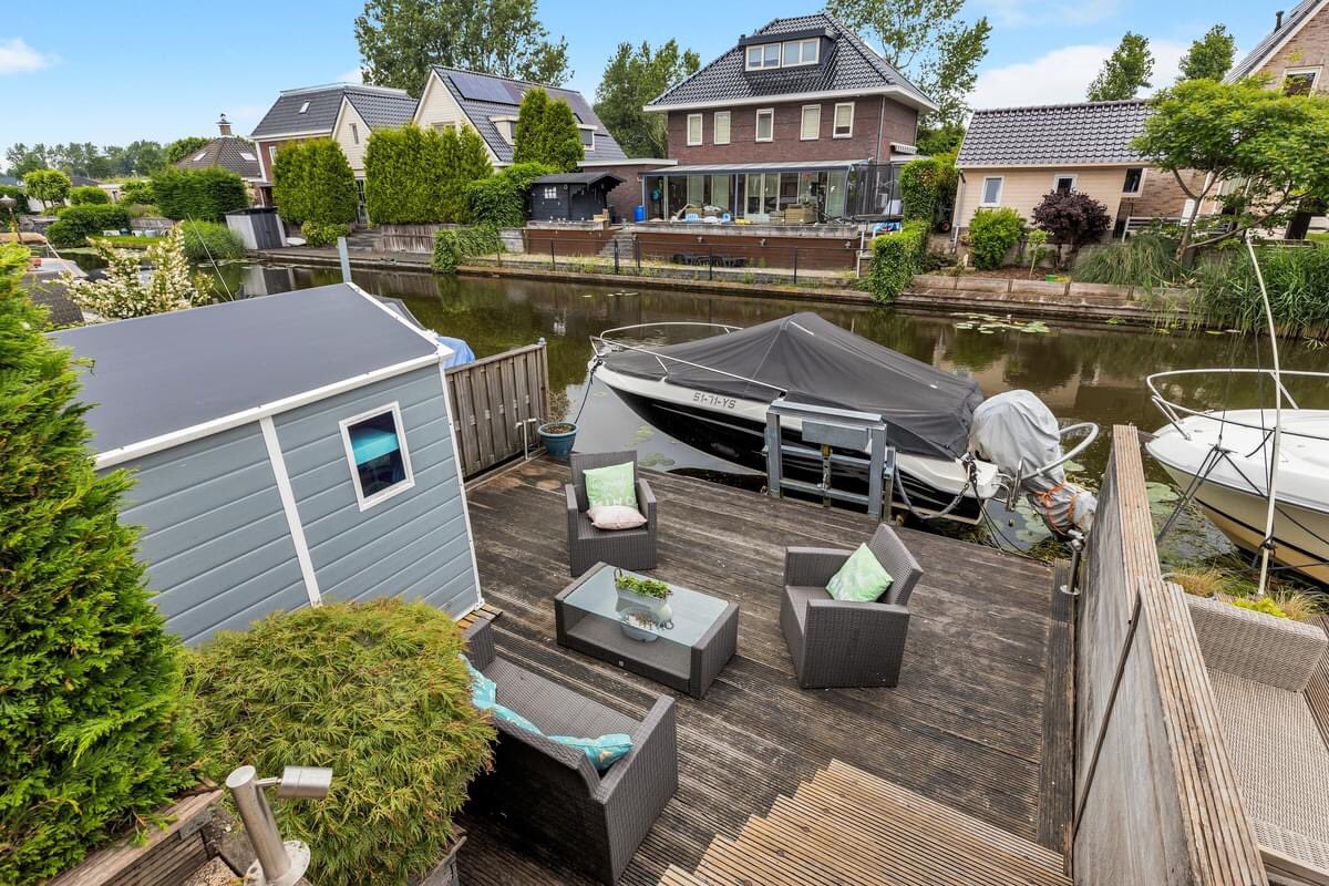BroringMakelaar's tweet photo. Droom je ook van wonen aan het water? Wil je een aanlegsteiger aan je achtertuin? #tekoop #Almere Brommy en tommystraat. #Funda https://t.co/ki6XxBR9yo