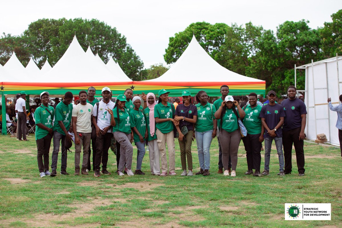 YouthNREGGh's tweet photo. 1/3
The other day at #GreenGhanaDay!🥳
Members of the Youth-NREG platform joined the 2024 Green Ghana Day at Burma Camp to support this initiative aimed at inculcating a culture of tree planting and nurturing across Ghana.
#GreenGhanaDay 
#LetsGoPlanting https://t.co/VMVoevGfD9
