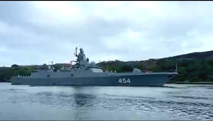 VidaMya1's tweet photo. Ya está en La Habana la fragata "Almirante Gorshkov" 
Durante su arribo disparó 21 salvas como saludo a #Cuba, las que fueran reciprocadas por una batería de artillería de las FAR, desde la Fortaleza San Carlos de La Cabaña. https://t.co/jcbtbTOoRi