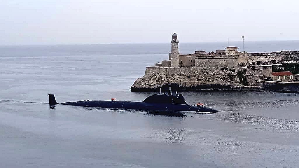 VidaMya1's tweet photo. Ya está en La Habana la fragata "Almirante Gorshkov" 
Durante su arribo disparó 21 salvas como saludo a #Cuba, las que fueran reciprocadas por una batería de artillería de las FAR, desde la Fortaleza San Carlos de La Cabaña. https://t.co/jcbtbTOoRi