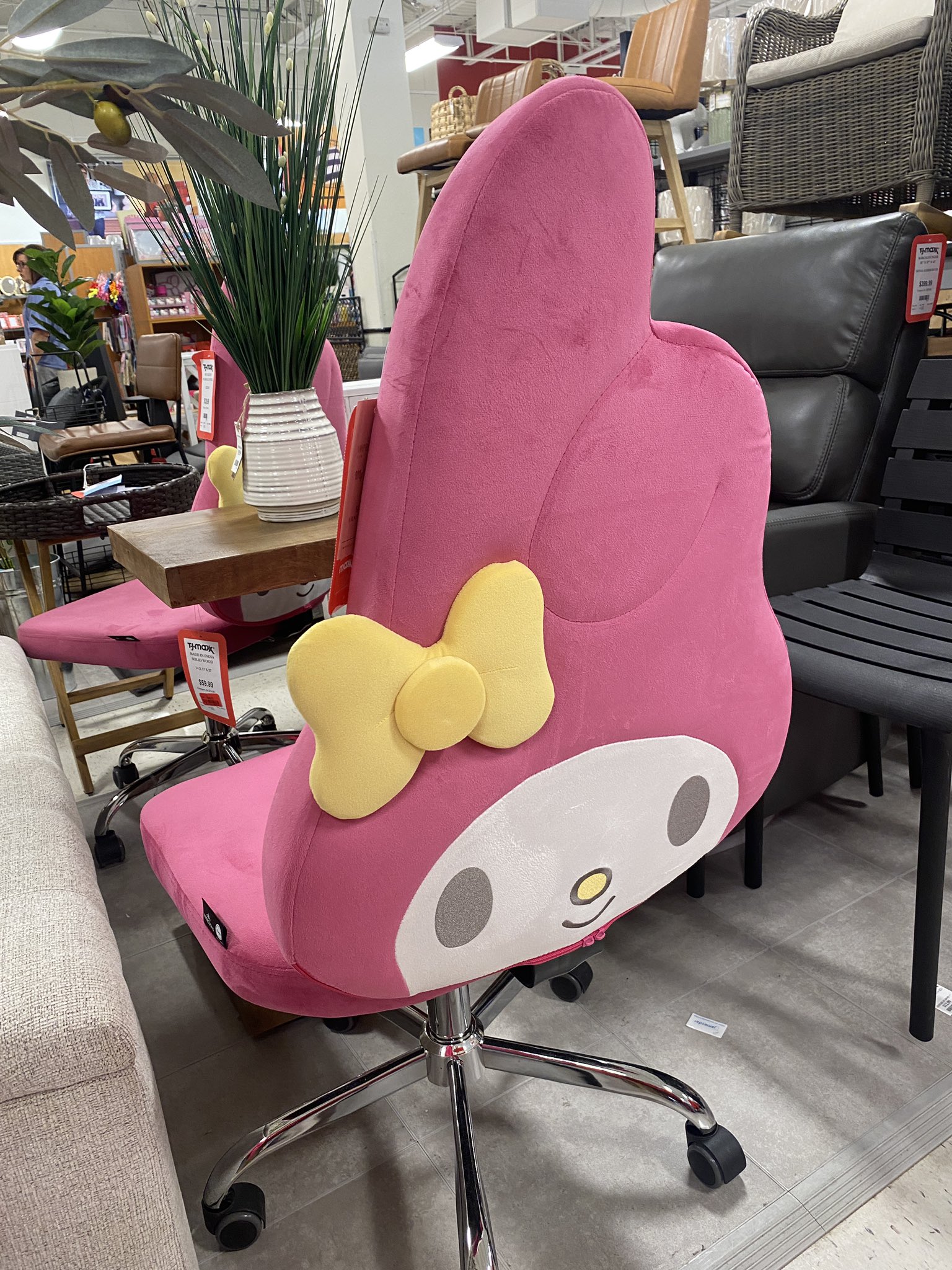Cooper Lawrence on X Do they inexplicably have Hello Kitty chairs at TJ Maxx Yes. And do I want one immediately. Also yes. https t HceiLIyIr7 X