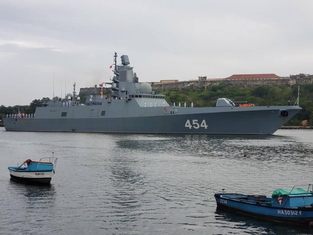 Imágenes del submarino nuclear de la armada rusa arribando en La Habana. Según el medio oficialista <a href="/Granma_Digital/">Periódico Granma</a> , esto no representa una amenaza para la región porque no portan armas nucleares 🤡 En el contexto del mundo hoy, ellos jugarán a las casitas 🙄 #Cuba #Rusia