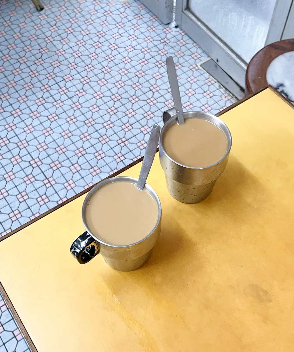0jMooni's tweet photo. 坪洲・孖發冰室で杏仁奶茶をいただく！ほんのり甘くて、お茶の濃さも優しめだから何杯でもいけそう…🤤香りがいきる(熱)のみの提供。
嗅覚が完治したらすぐにまた行かねば！ https://t.co/owWUeLcEgO