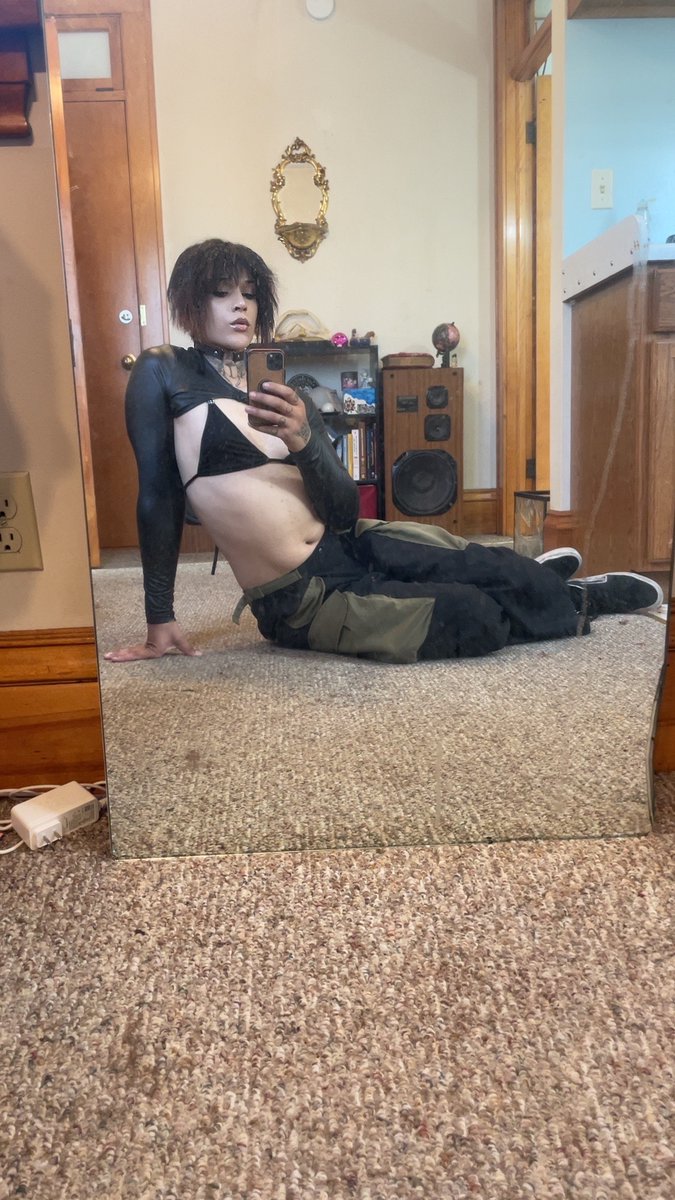 XdAngiii's tweet photo. Im so hungry but i dont want to get up rn
.
.
.
#trans #gothtrans #baddbitch #slay #thedolls https://t.co/AedRBZTjn4