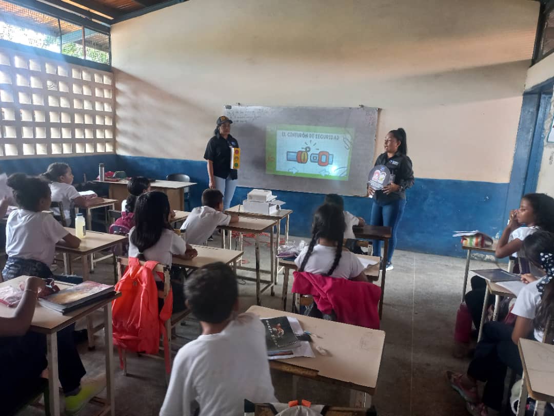 #Educación | #INTT dicta charla de educación vial a los niños de 5ºto grado en el C.E. Lourdes Camero Ramírez, creando cultura vial en los más pequeños valle pascuense. 

#CreamosEnNuestraGente
