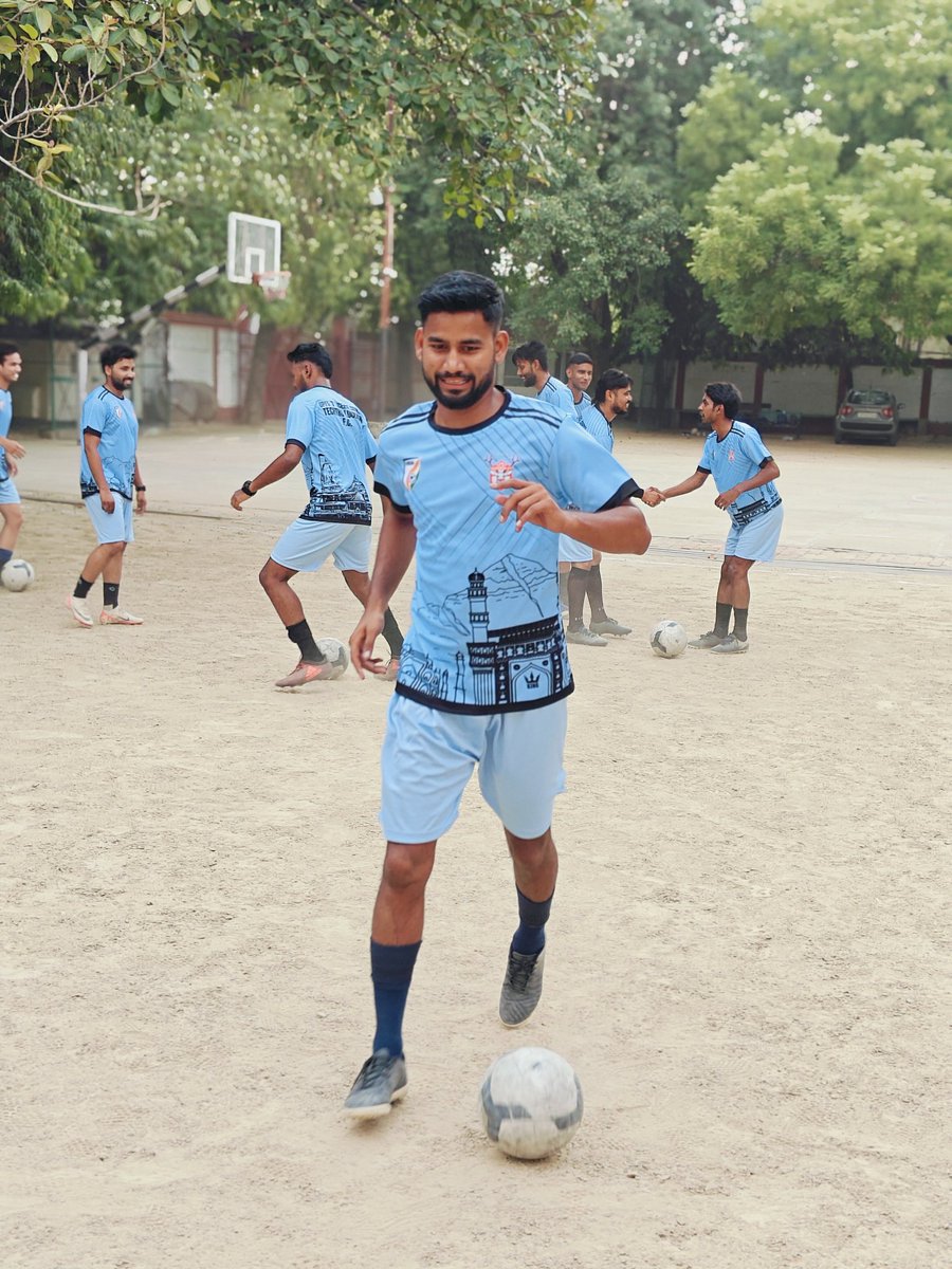 techtrolucknow's tweet photo. First Day Fun: Kicking Off Our D-License Coaching Course with Laughter and Learning at Modern School, Aliganj

#indianfootball #techtrofootball #techtrofootballacademy #coachingcourse #techtrolucknowfc https://t.co/vrQaOjZsWt