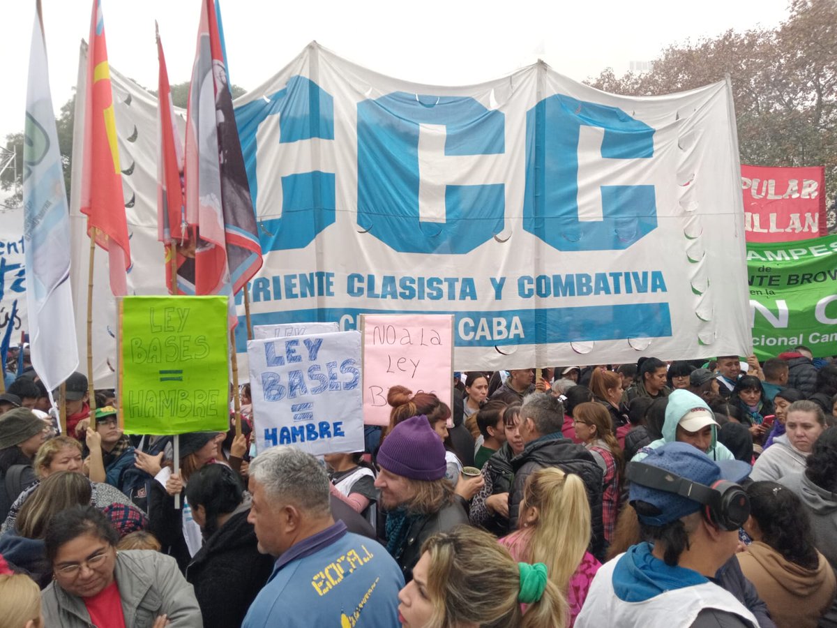 PCRargentina's tweet photo. #NoALaLeyBases

Miles en el Congreso para que no se apruebe la Ley Bases, con la que el gobierno pretende avanzar en su plan de entrega, saqueo y eliminación de derechos sindicales y laborales, delegándole facultades extraordinarias al Presidente.
#AbajoElDNU
#LaPatriaSeDefiende https://t.co/vpimtIFRsL