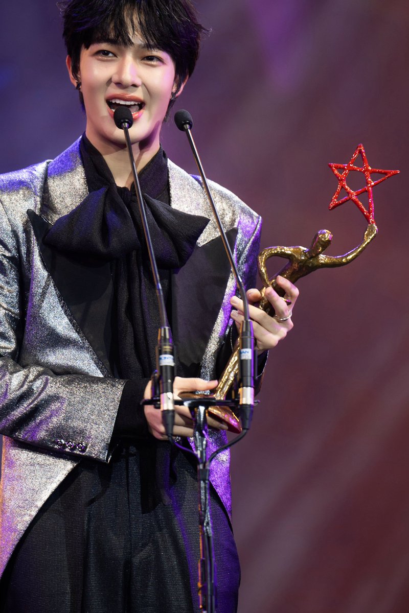 CwrNew's tweet photo. เป็นอะไรที่ตื้นตันมาก ๆ เลยครับ สำหรับการได้รับรางวัลขวัญใจมหาชนประจำปี 2567 ซึ่งเป็นรางวัลระดับประเทศที่ผมเองก็ได้ยินชื่อเสียงมานาน ขอขอบคุณทาง @NineEntertain ที่จัดงานดี ๆ แบบนี้ และสนับสนุนผมเสมอ ขอบคุณแฟนคลับทุกคนที่โหวตให้ผม และรวมถึงโพลสำรวจความคิดเห็นประชาชนที่ทำให้ผมได้รับรางวัลนี้ครับ ขอบคุณมาก ๆ ครับ และขอขอบคุณค่ายดูมันดิและเฮียซีที่เป็นส่วนหนึ่งที่ทำให้ผมมีวันนี้ และที่สำคัญคือกำลังใจจากแฟน ๆ ทุกคน รักทุกคนนะครับ ผมจะพัฒนาตัวเองและเป็นบุคลากรที่ดีในวงการนี้ต่อไป 🙏🏻 ปล.ฝากคอนเสิร์ตเดี่ยวผมด้วยนะ 😘

#นุนิวขวัญใจมหาชน2567
#9entertainAwards2024
#9enAwardsxZeeNuNew