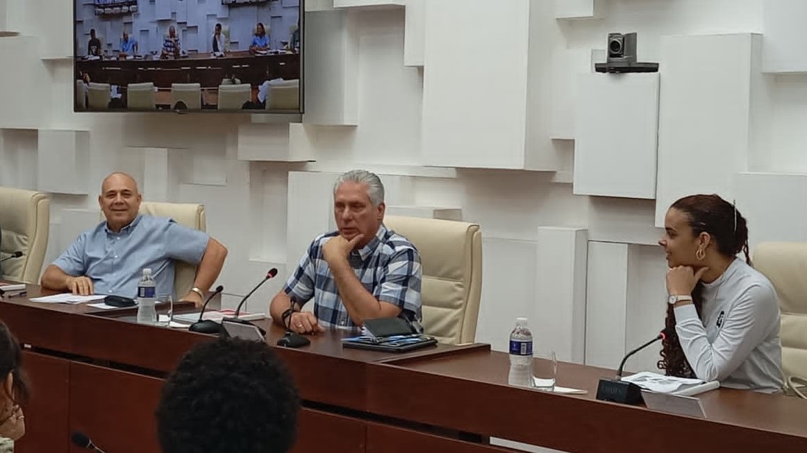 Junto a <a href="/DiazCanelB/">Miguel Díaz-Canel Bermúdez</a> nos reunimos esta mañana con los muchachos de la <a href="/FeuCuba/">FEU de Cuba</a> y la <a href="/FEEM_Cuba/">FEEM de Cuba ✌️🇨🇺</a> para conocer las proyecciones de trabajo de ambas organizaciones para cumplir con los acuerdos del X Congreso de la FEU y la Segunda Asamblea Nacional de la FEEM. Son #GenteQueSuman