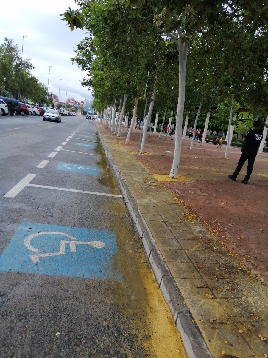 dospinzas's tweet photo. @Ballesta_Murcia @UCAMMurcia @LaOpinionMurcia @laverdad_es @murciaplaza_ Soy abonado del Ucam, con una discapacidad del 75% (movilidad superreducida). Hoy no he podido aparcar en la zona de minusválidos del pabellón porque está reservada para autoridades. Gracias alcalde Ballesta https://t.co/H17555KYch