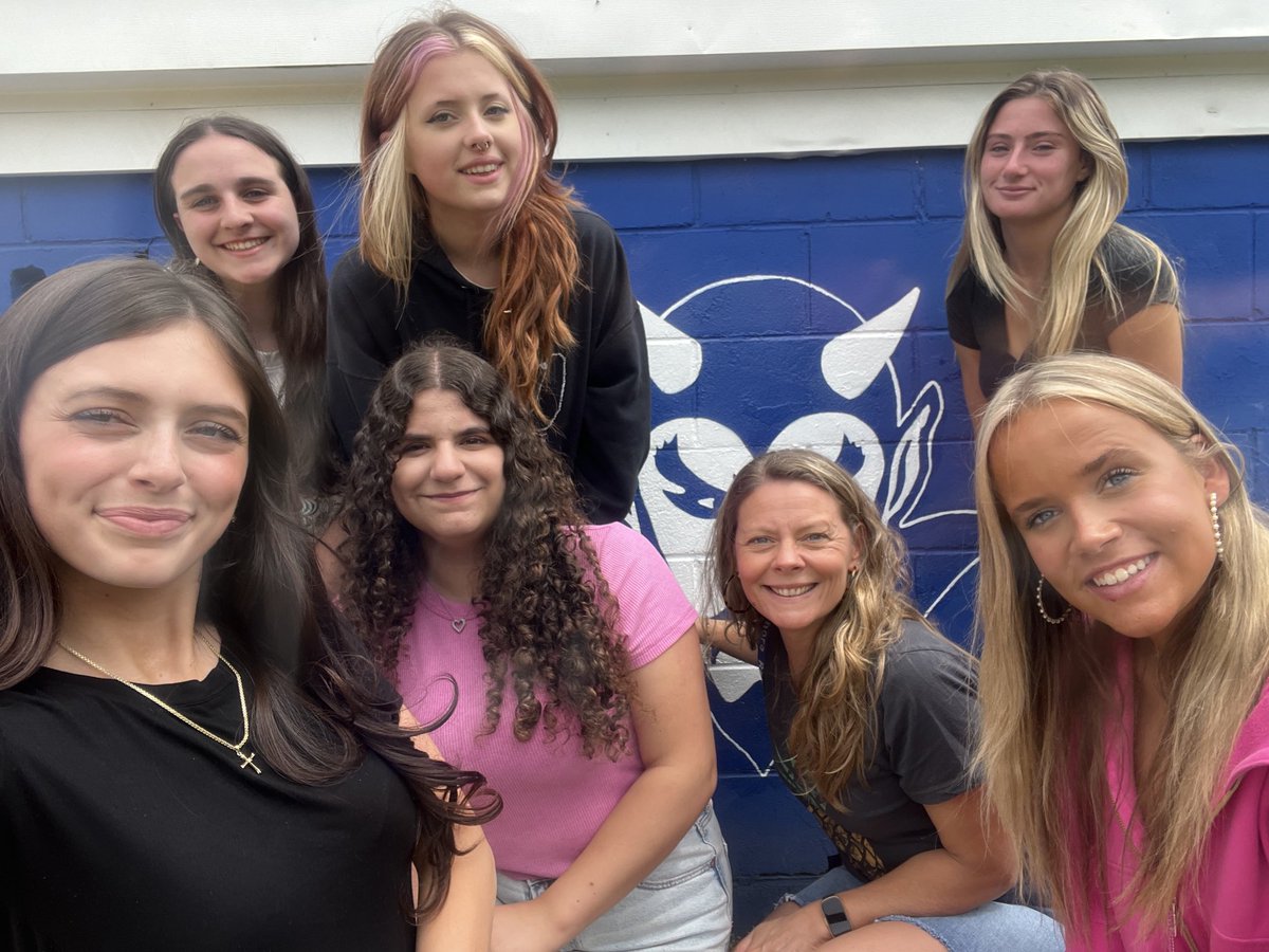 MrsLavinArt's tweet photo. Our Shore home dugout is complete!  Thank you to my amazing artists in IB Art 11 &amp; Advanced Studio! 💙⚾️ https://t.co/h1BCZChj58