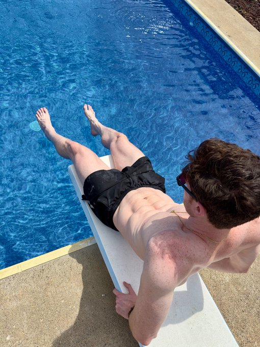 RT if the shorts should come off 🩳 https://t.co/DX28Pl94D9