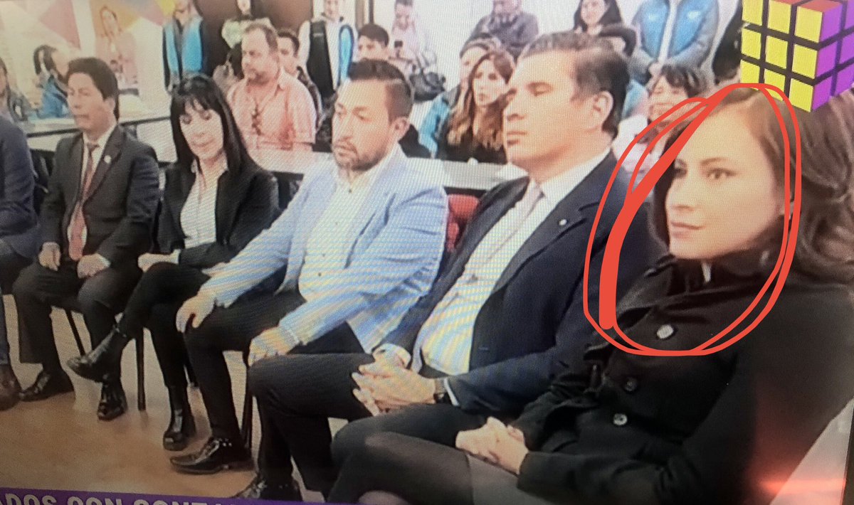 BordilloRoby's tweet photo. El #NegroIncapaz pago el silencio cómplice de @jorgedulon ascendiendo a Directora de la Terminal de Buses a su actual pareja Iveliz Asturizaga (exdirectora en SubCentro). La lleva a manejar la cueva donde refugian a la hermana de su Sec Ejecutivo, y otros jerarcas. 🤡🐀🫏💩 https://t.co/igI7z2yWdc