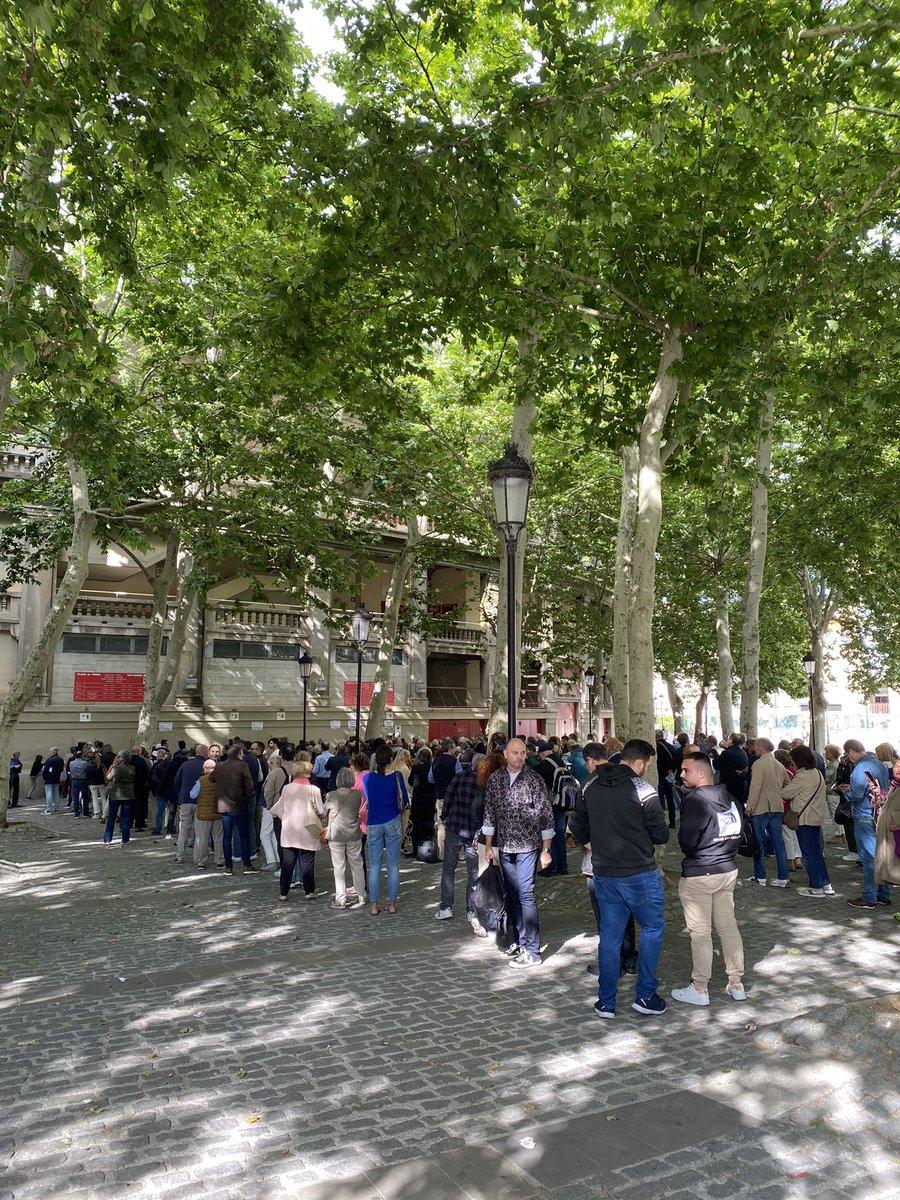 🔻🔻 Largas colas en las taquillas de la plaza de toros Monumental de Pamplona para la renovación de los abonos de la Feria del Toro 2024. 🔻🔻