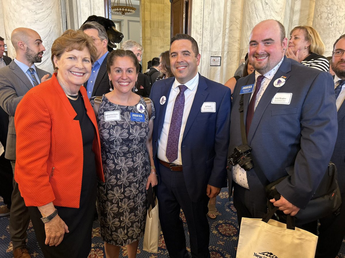 So great to chat with <a href="/SenatorShaheen/">Sen. Jeanne Shaheen</a> at the "Experience NH Reception" about the importance of music education! #nafmehillday #nhmea <a href="/NHMusicEd/">NHMEA</a> <a href="/NAfME/">nafme</a>
