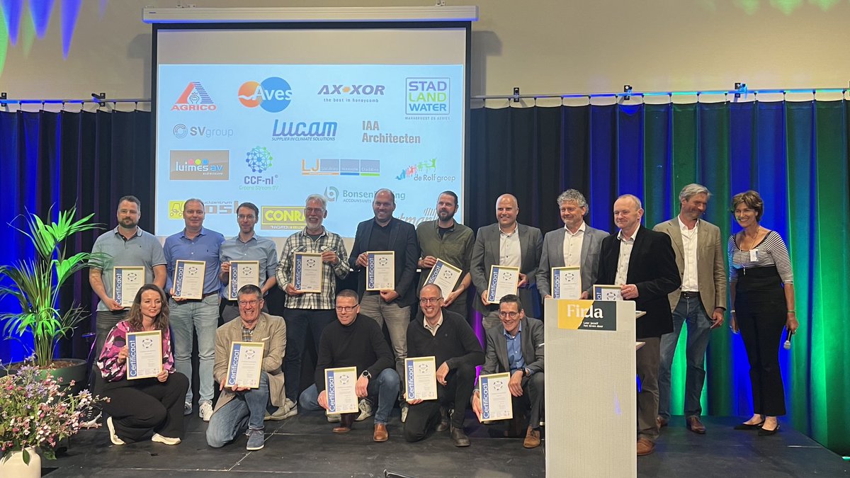 Vanavond weer een enerverend Koplopersymposium duurzaam ondernemen gehouden. #Lucam nam de Koploperprijs Flevoland in ontvangst en #Hartman ging er met de Koploperprijs Overijssel vandoor. Gefeliciteerd! 🏆🎉 Op de foto de deelnemers van beide groepen met hun Koplopercertificaat